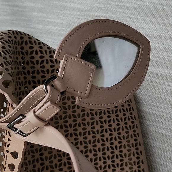 Alaia bucket bag - Picture 4 of 12